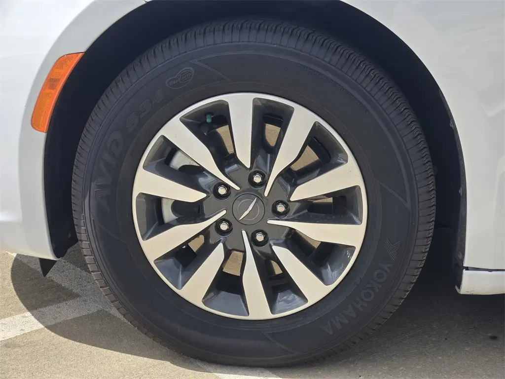 2024 Chrysler Pacifica Hybrid photo 12