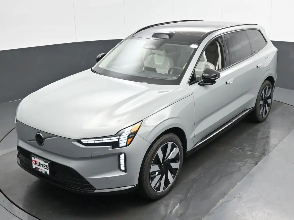 2025 Volvo - image 37