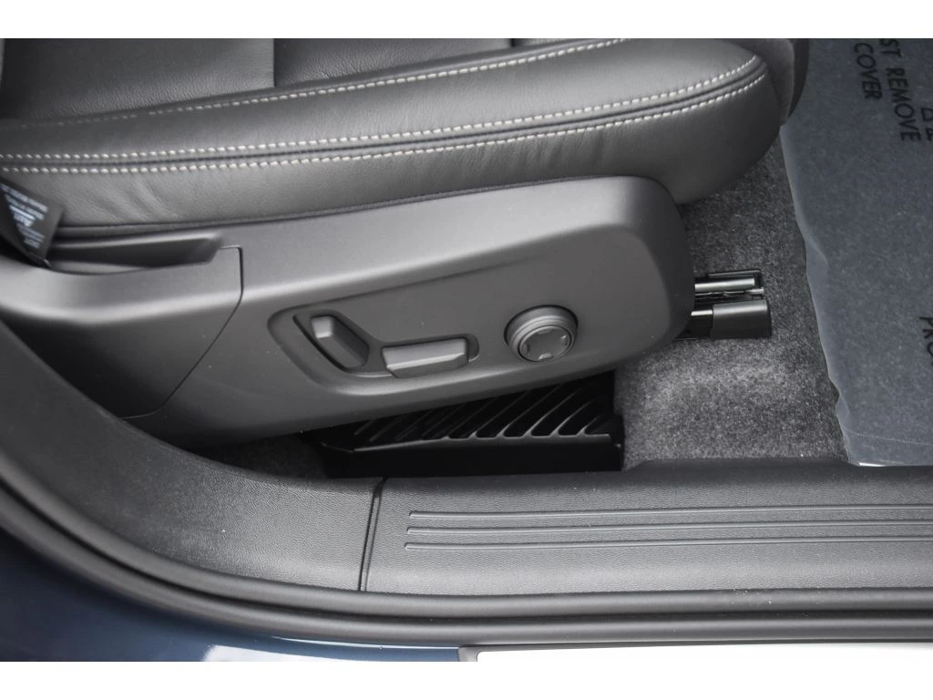 2026 Volvo - image 33