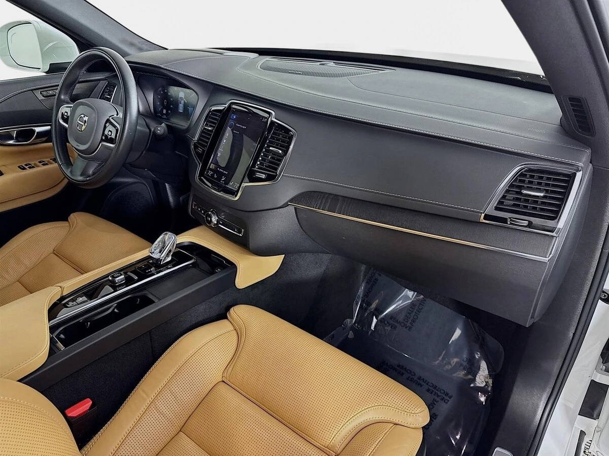 2022 Volvo - image 32