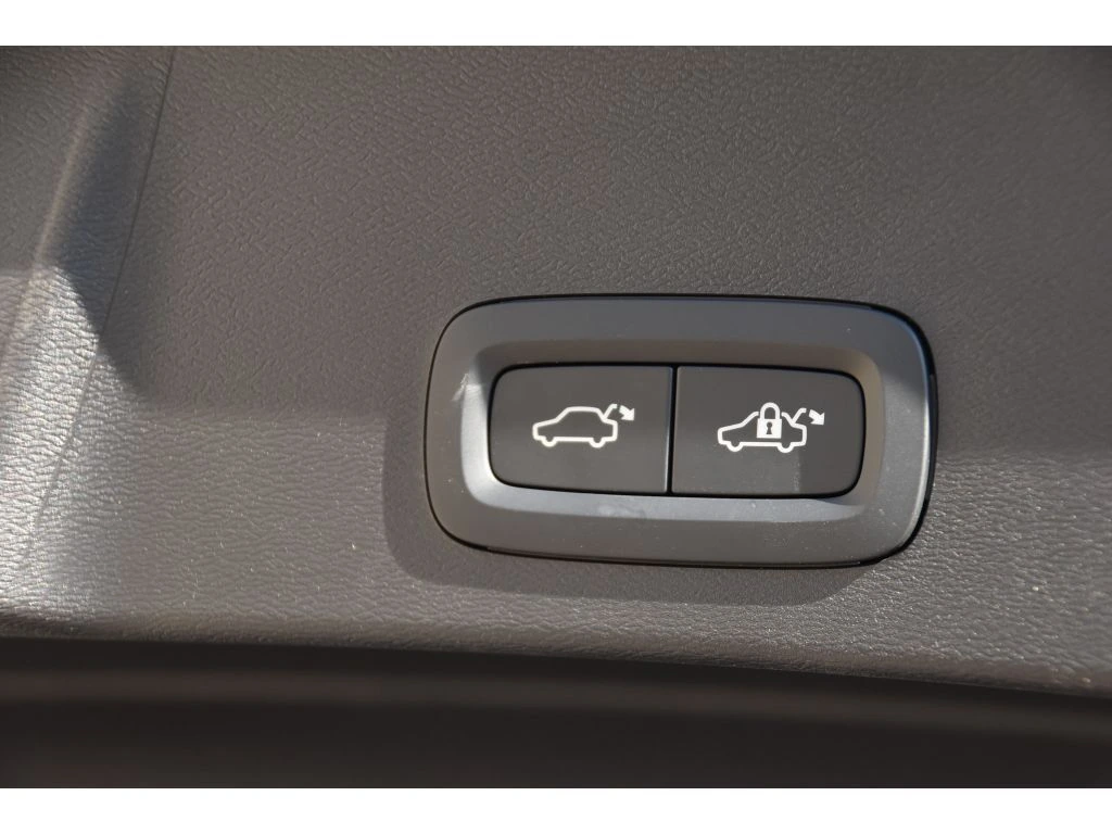 2025 Volvo - image 25