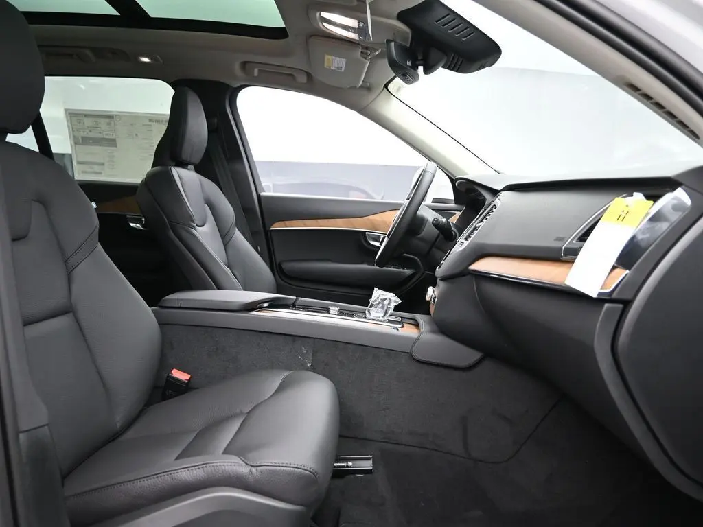 2025 Volvo - image 28