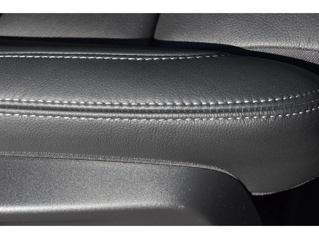 2025 Volvo - image 34