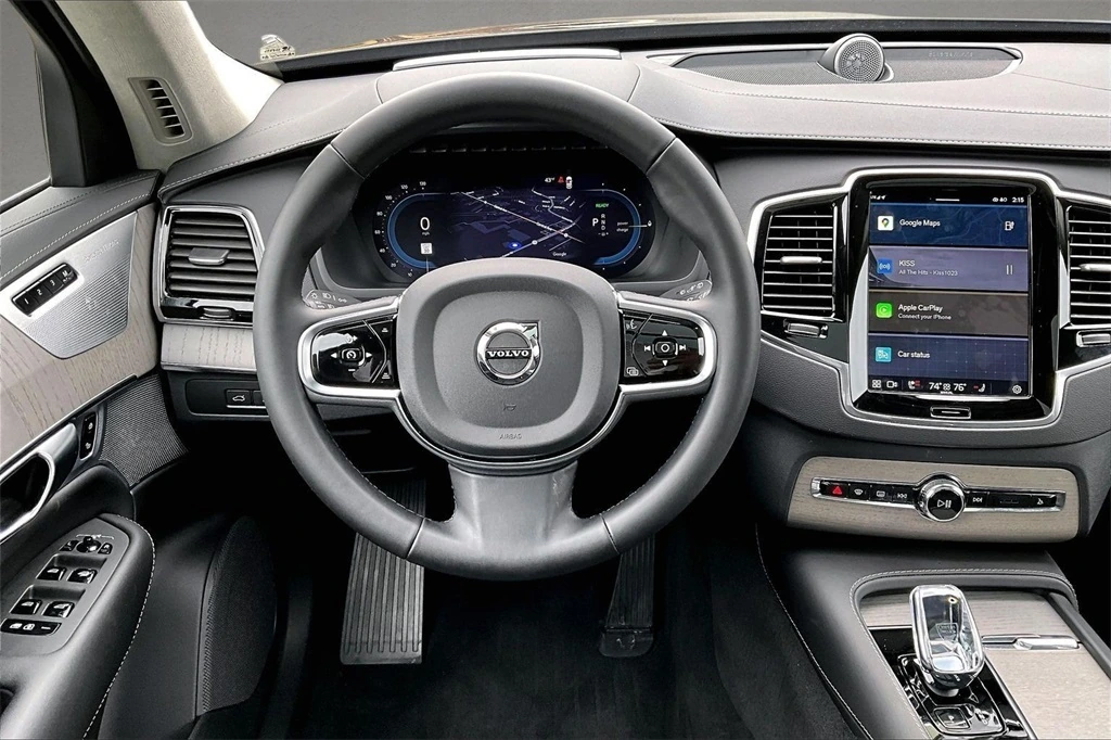 2025 Volvo - image 8
