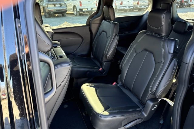 2026 Chrysler Pacifica Select - Photo 10