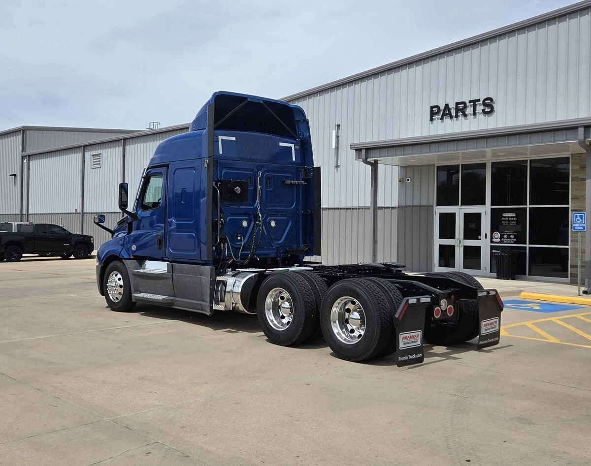 2023 Freightliner Cascadia - image 5