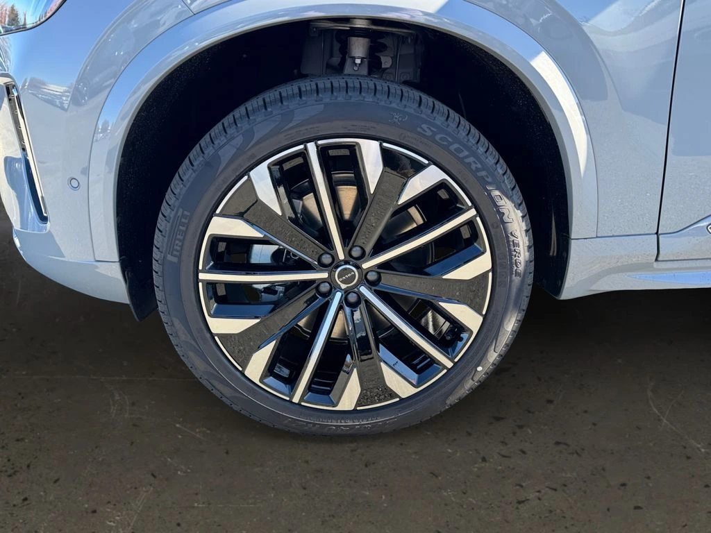 2026 Volvo - image 25