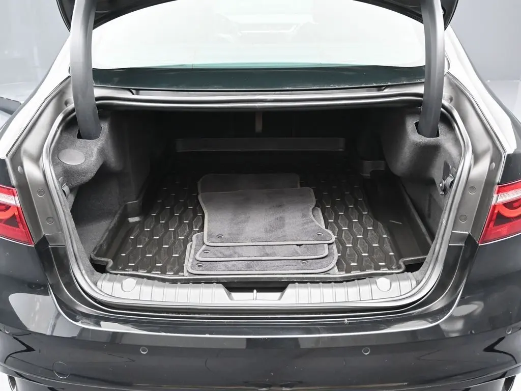2022 Jaguar XF R-Dynamic SE photo 13