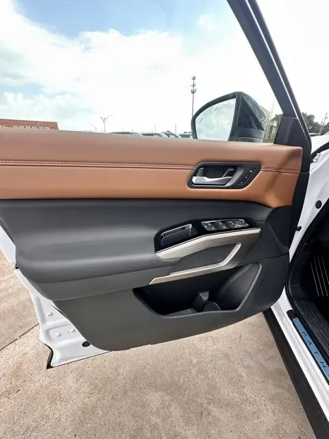 2025 Nissan Pathfinder Platinum photo 16