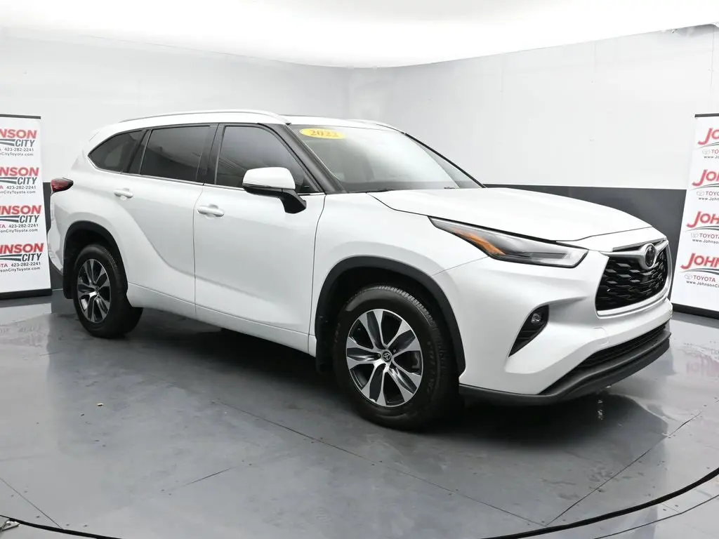 2022 Toyota Highlander XLE photo 2