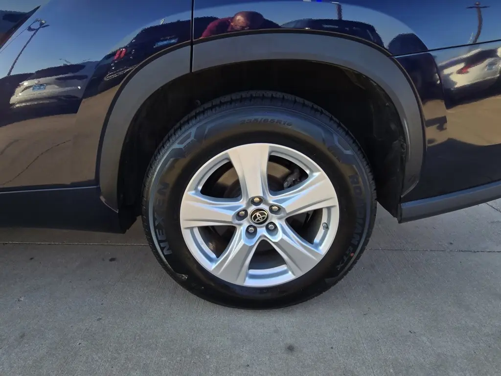 2023 Toyota Highlander L photo 19