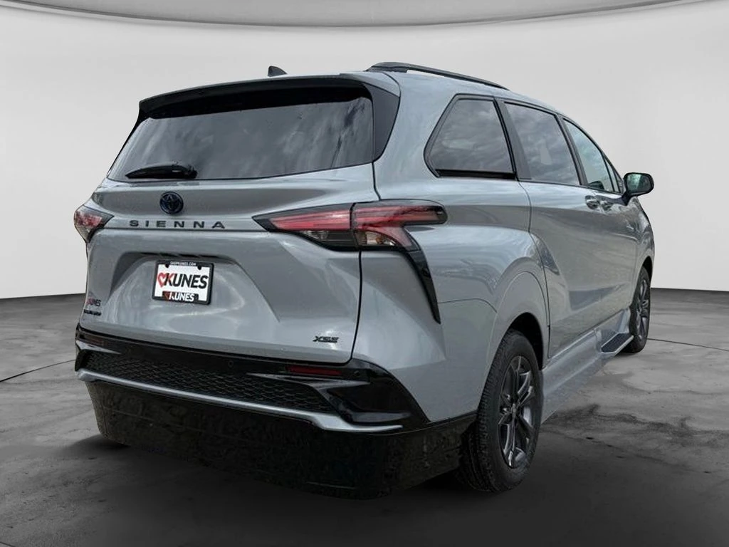 2025 Toyota Sienna XSE - Photo 8