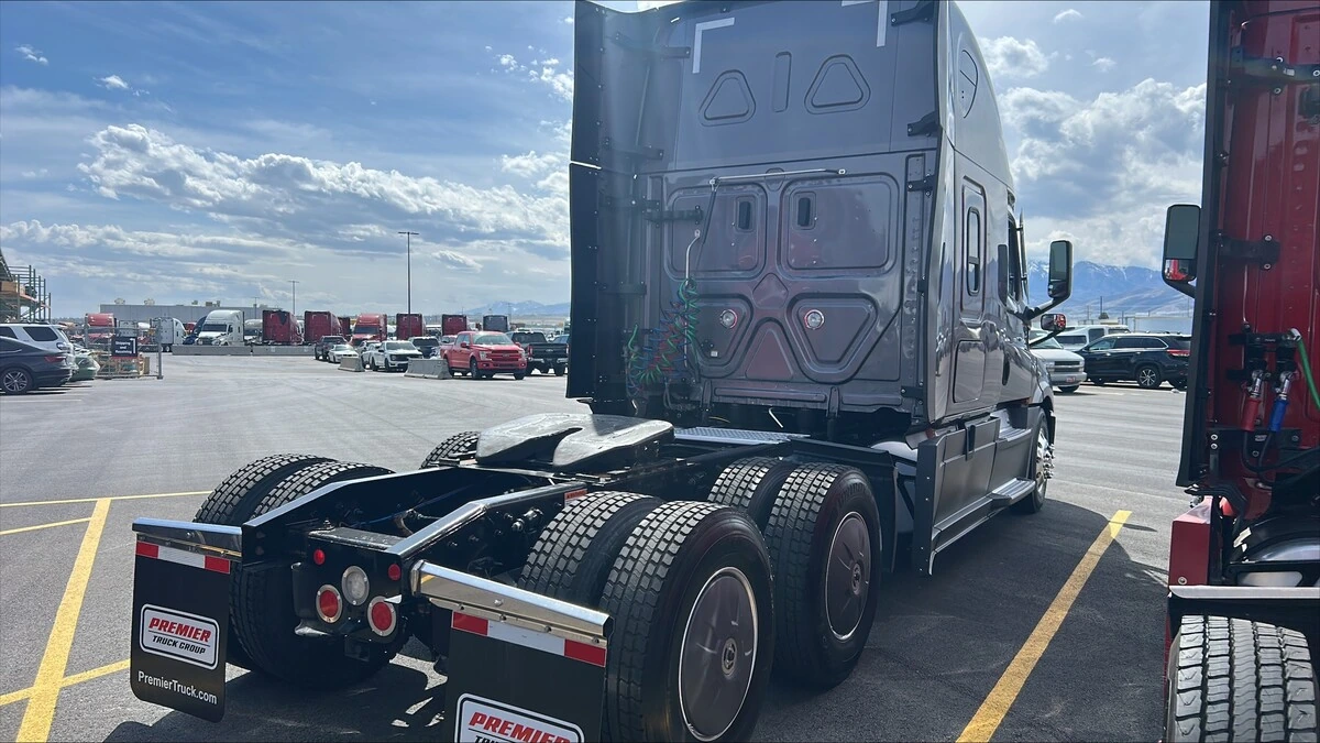 2022 Freightliner Cascadia - image 3