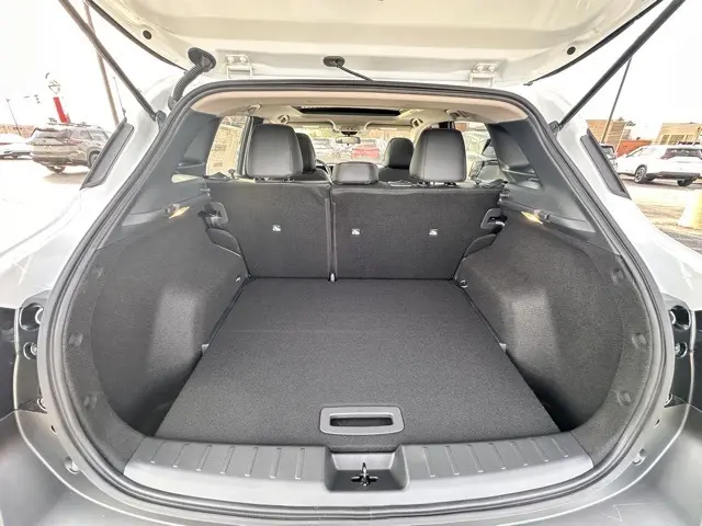2026 Nissan Kicks SR photo 9