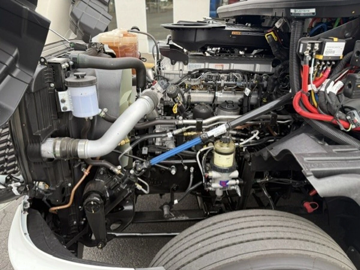 2027 International LT — photo 8