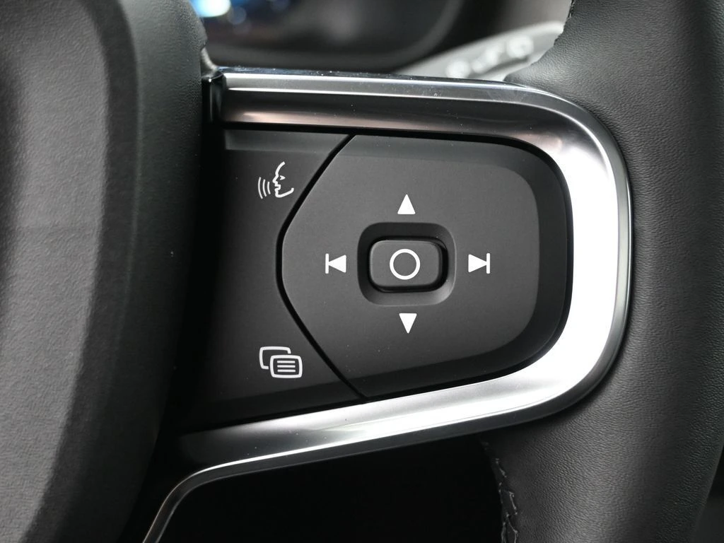2025 Volvo - image 11