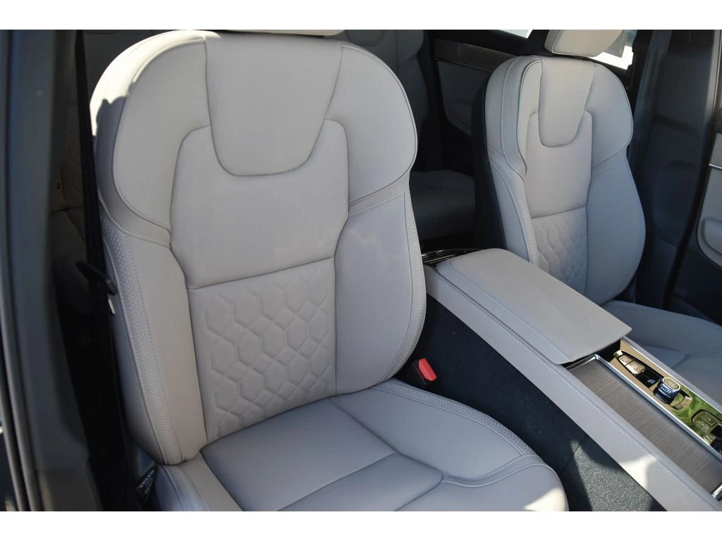 2026 Volvo - image 32