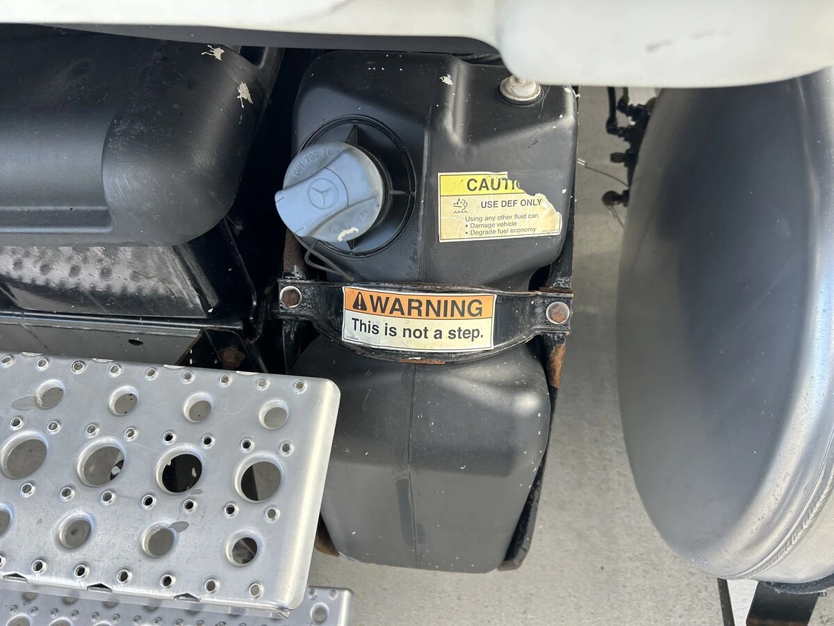 2016 Freightliner Cascadia - image 14