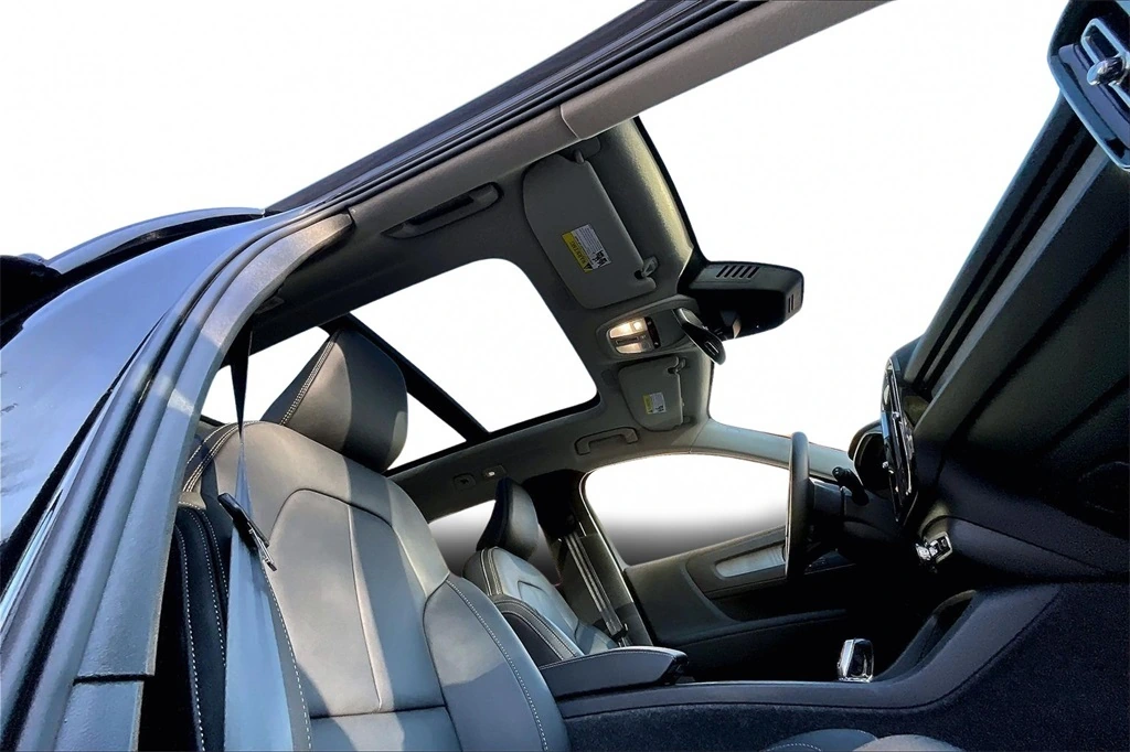 2026 Volvo - image 26