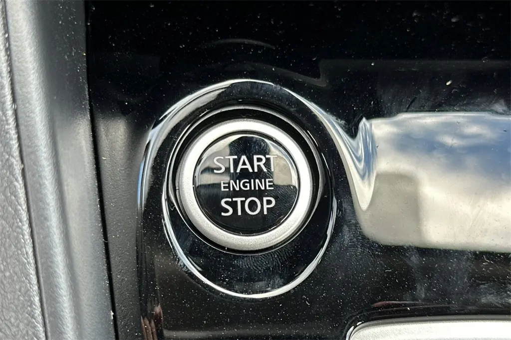 2025 Nissan Versa 1.6 SV photo 21