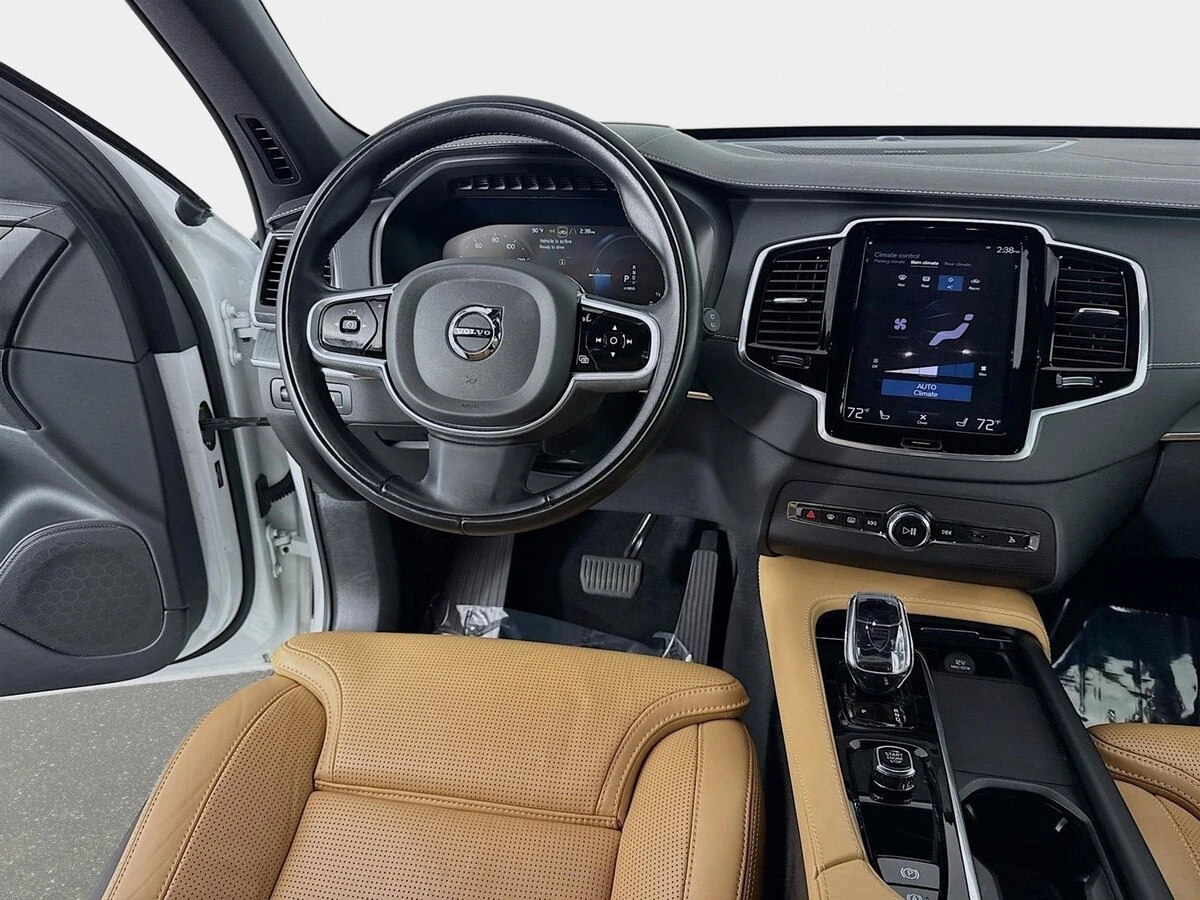 2022 Volvo - image 25
