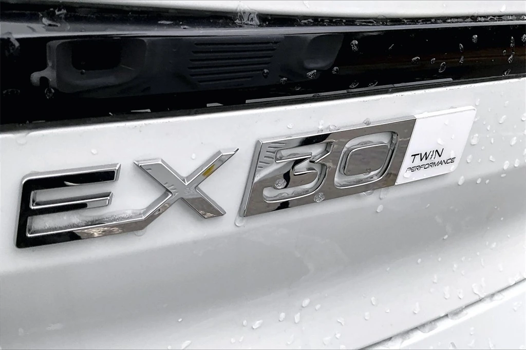 2026 Volvo - image 9