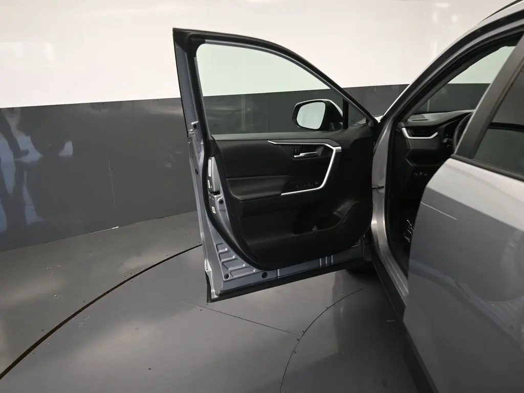 2024 Toyota RAV4 XLE photo 13