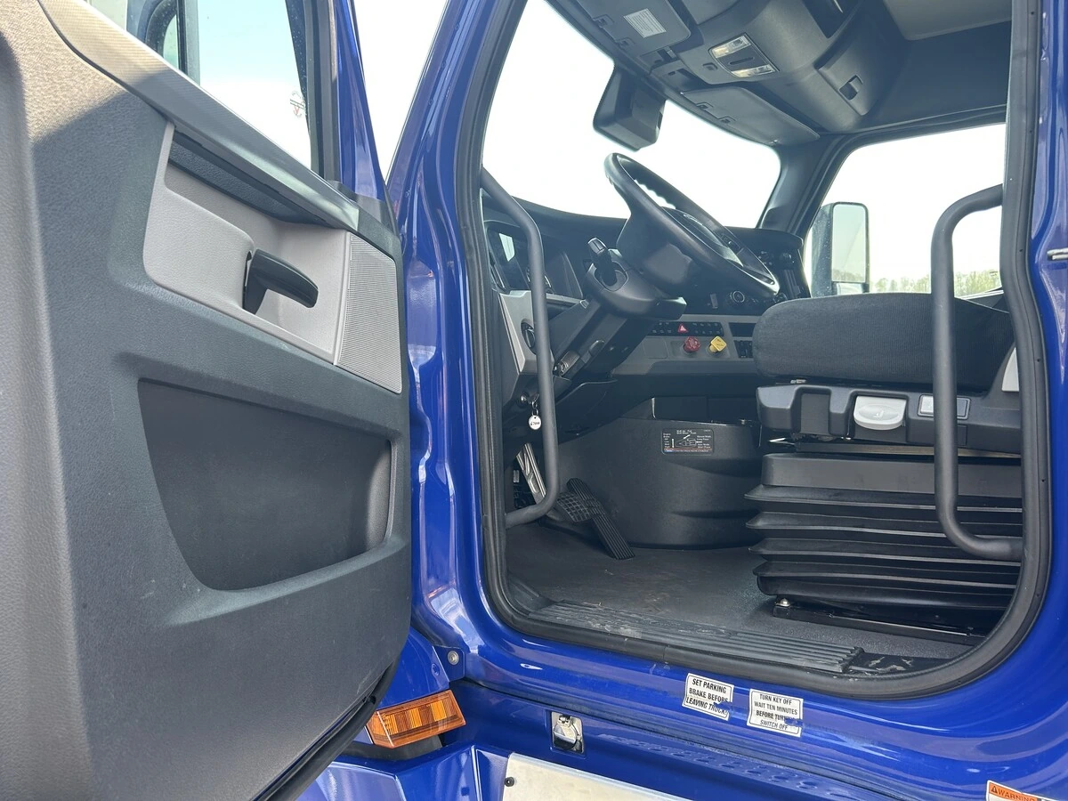 2022 Freightliner Cascadia - image 12