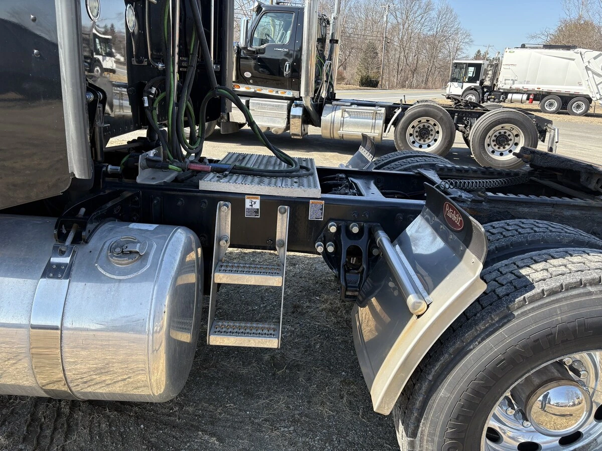 2018 Peterbilt 389 - image 6