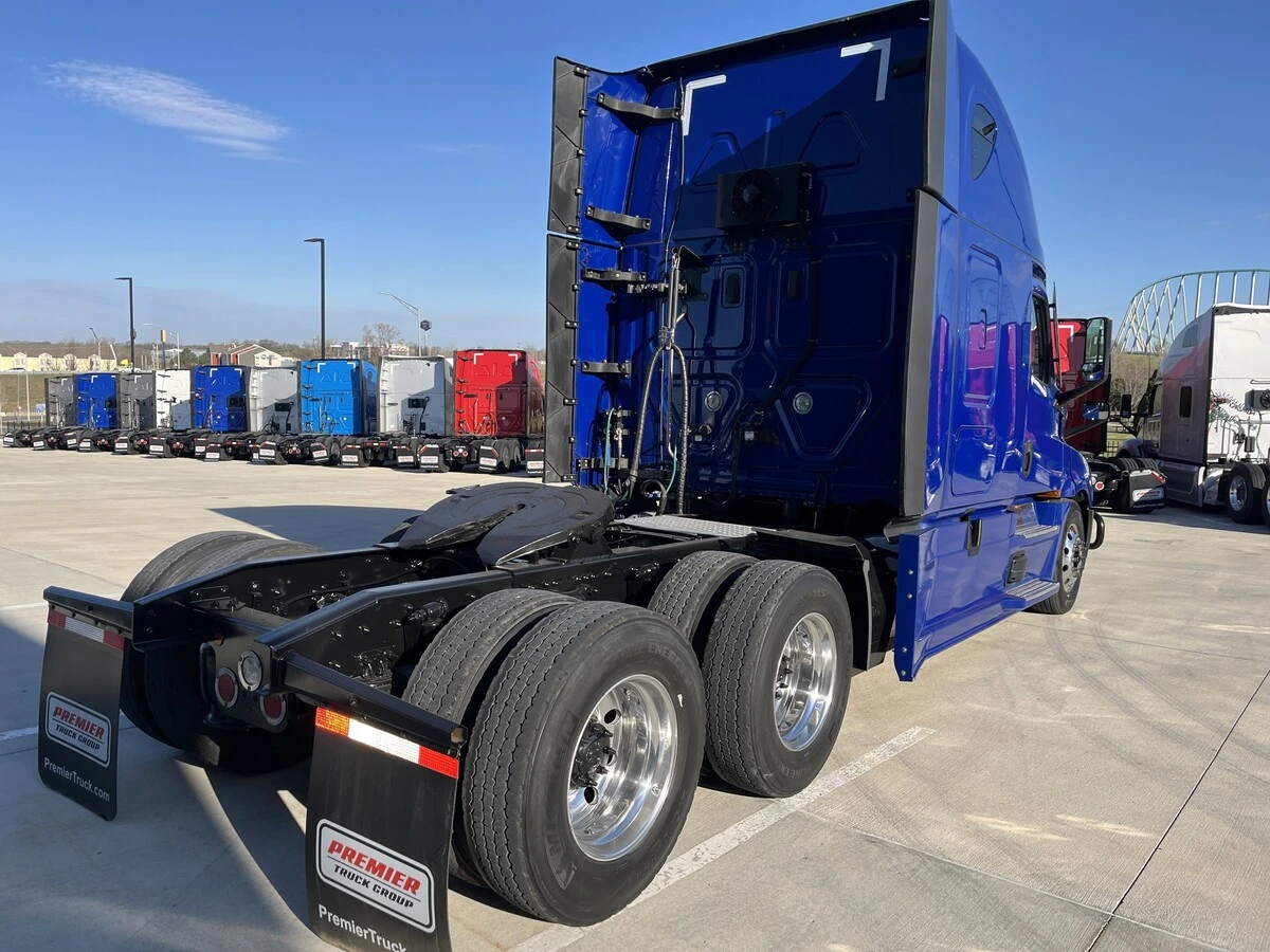 2022 Freightliner Cascadia - image 4