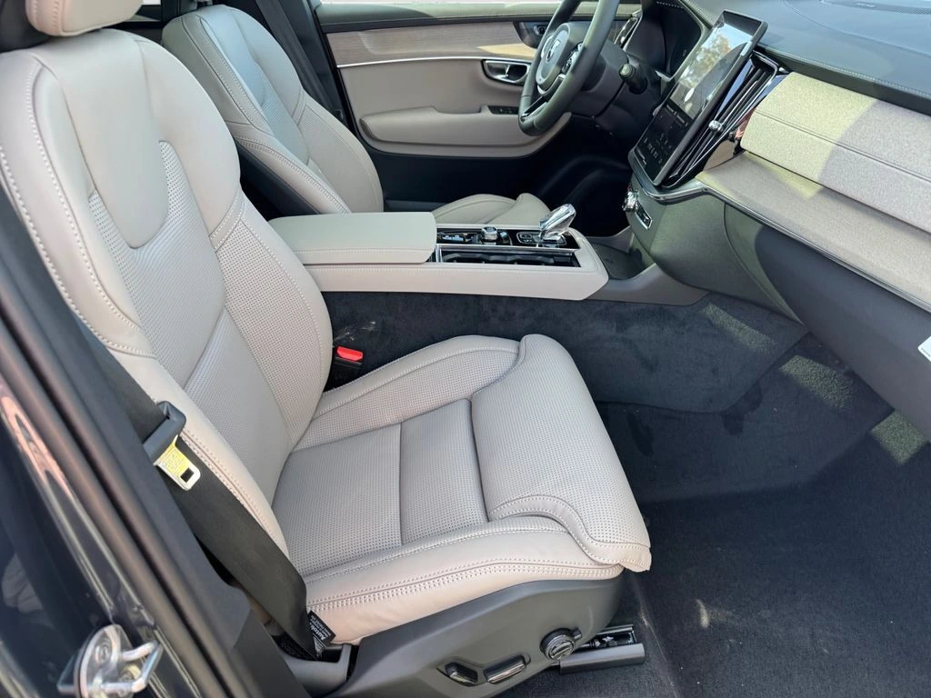 2026 Volvo - image 6