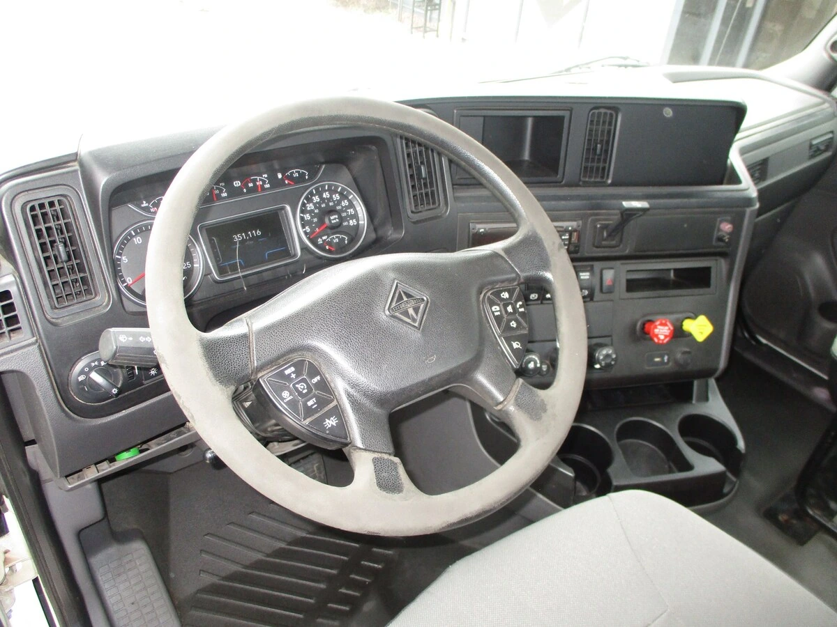 2019 International LT - image 14