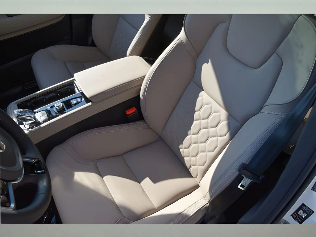 2026 Volvo - image 13