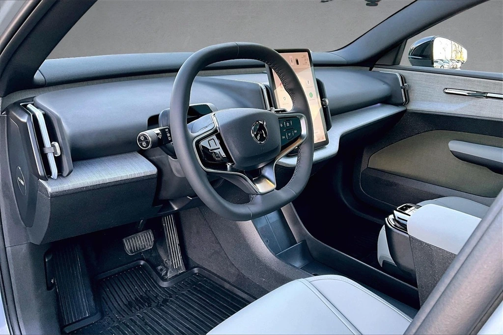 2025 Volvo - image 16