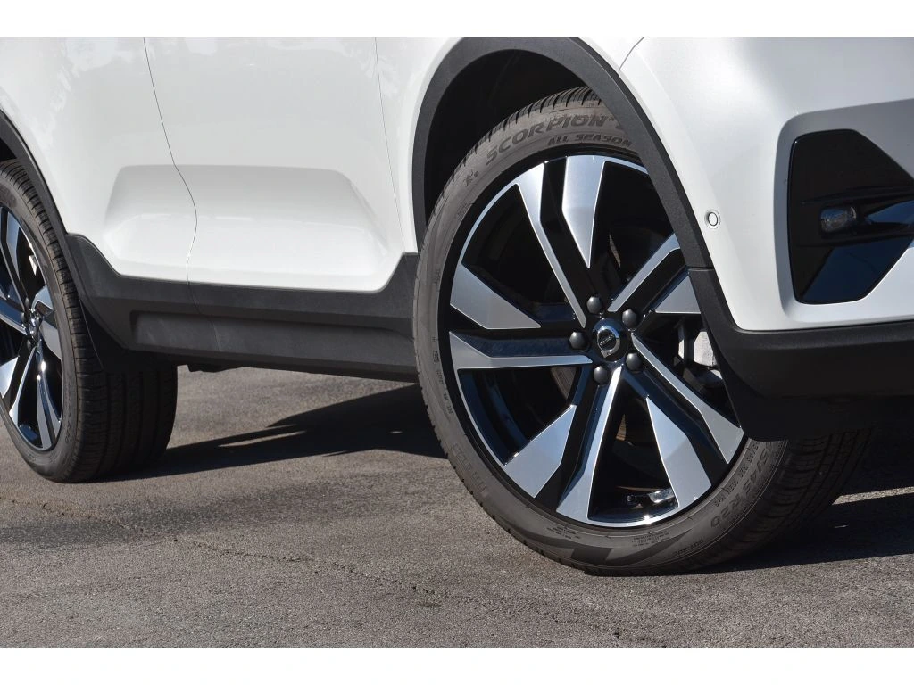 2025 Volvo - image 10