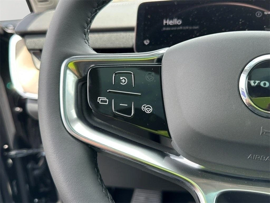 2025 Volvo - image 25