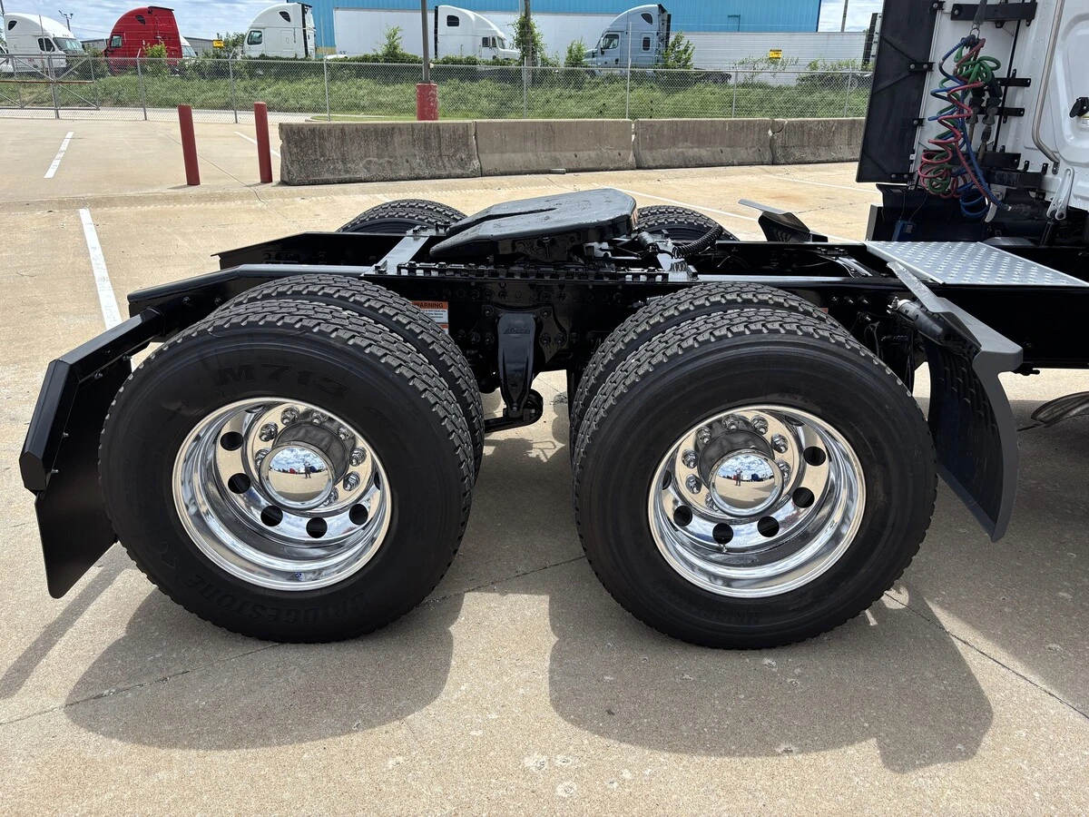 2025 Freightliner Cascadia — photo 6