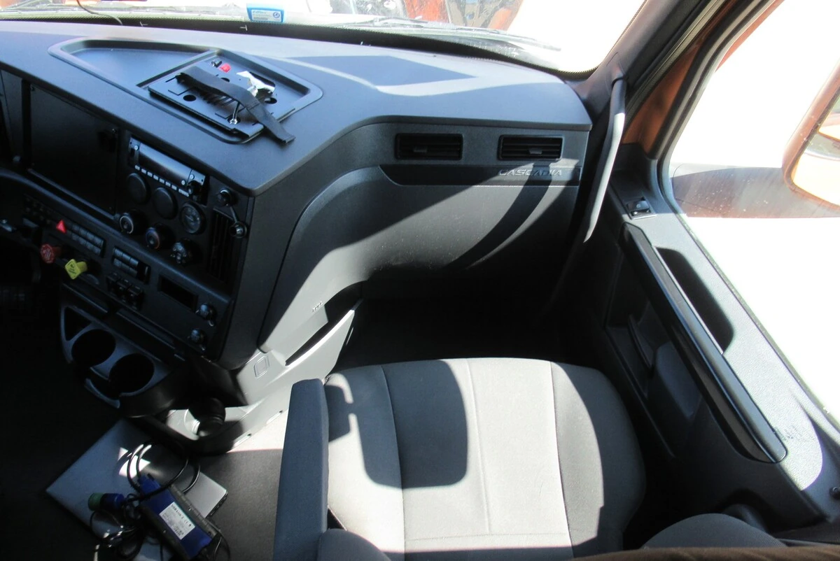 2025 Freightliner Cascadia - image 28