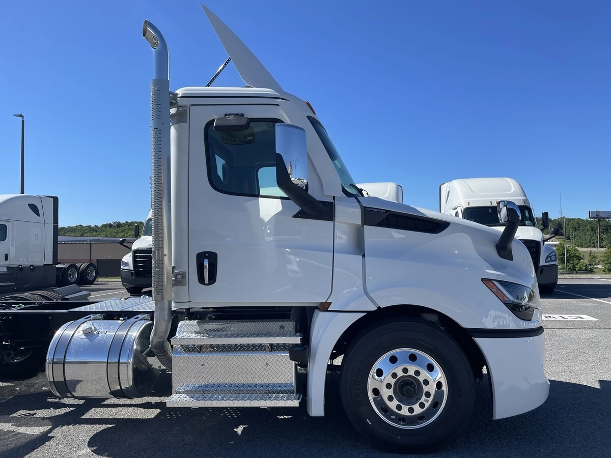 2027 Freightliner Cascadia — photo 4