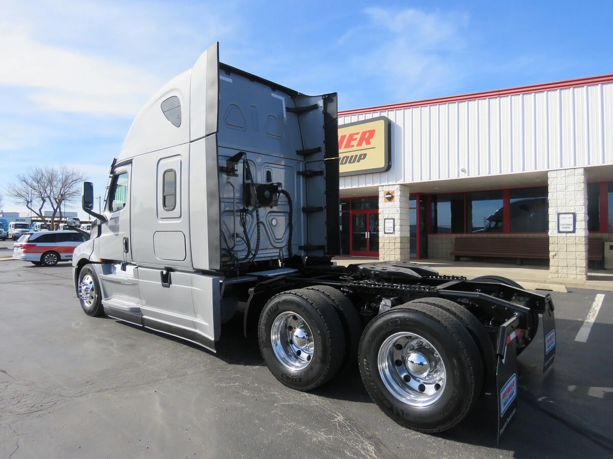 2023 Freightliner Cascadia - image 3