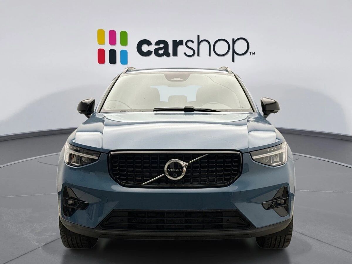2025 Volvo - image 8