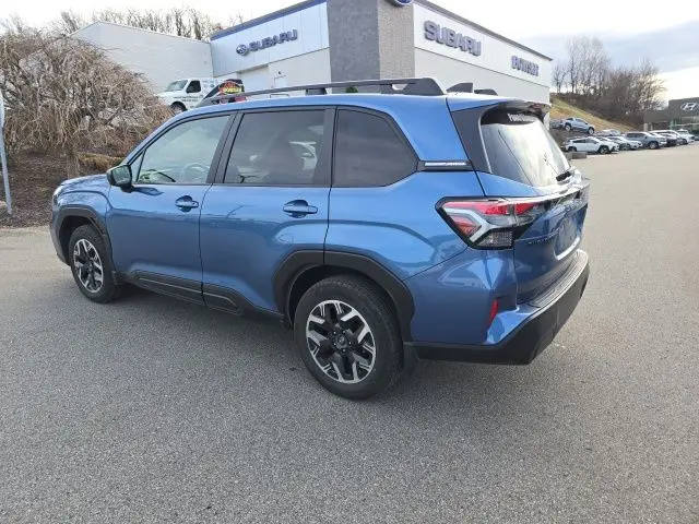 2025 Subaru Forester Premium photo 3