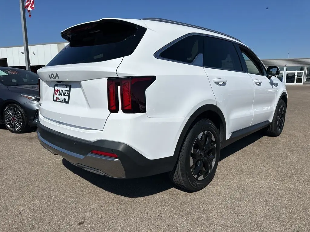 2024 Kia Sorento S photo 7