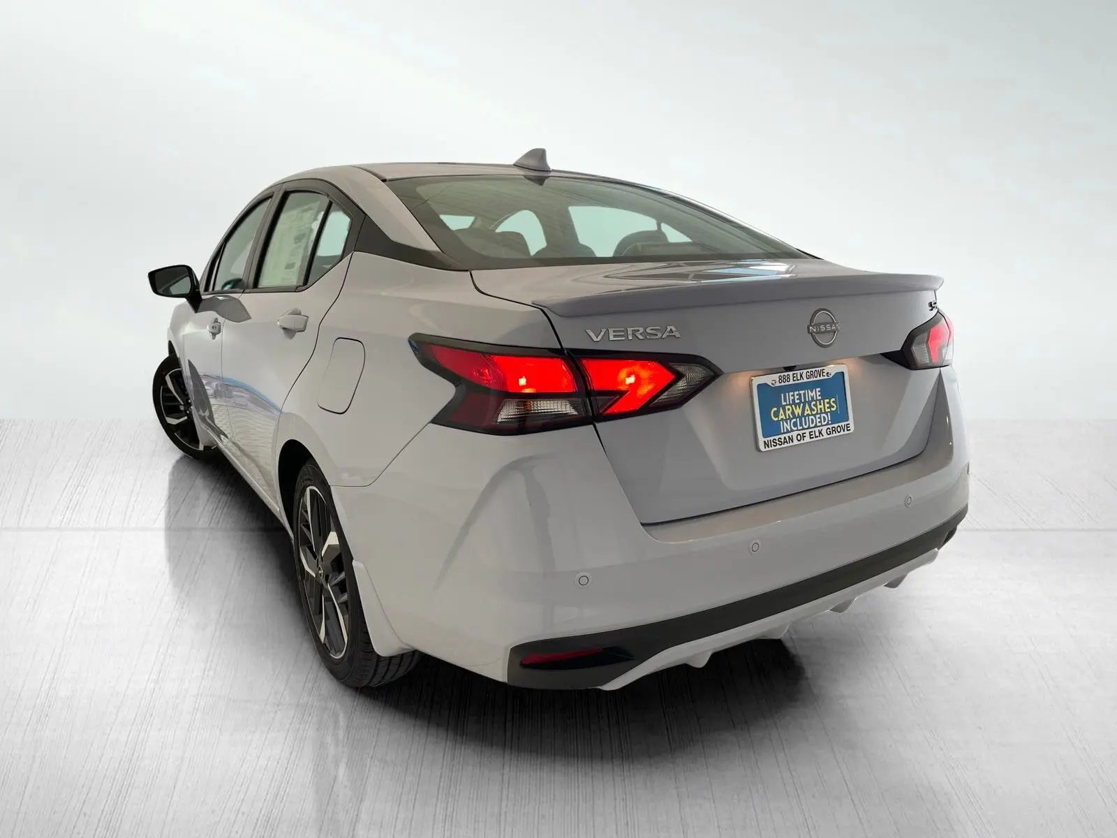 2025 Nissan Versa SR photo 4