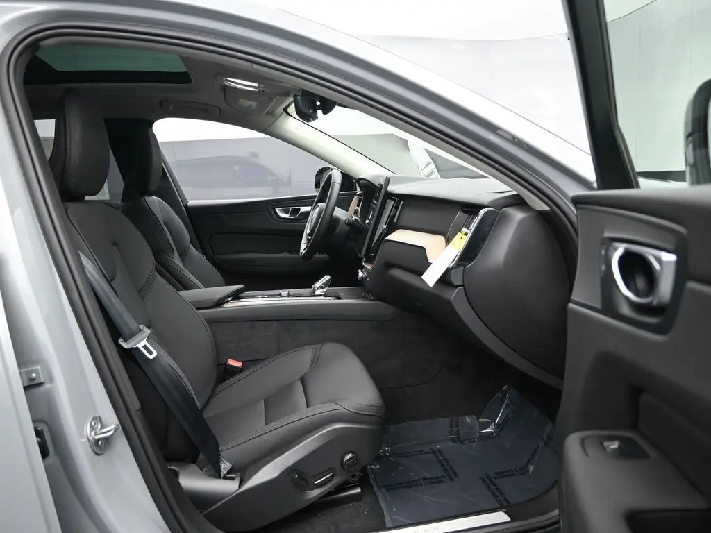 2026 Volvo - image 27