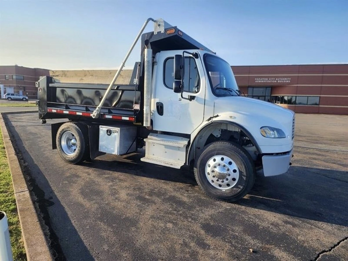 2019 Freightliner M2 106 - image 2