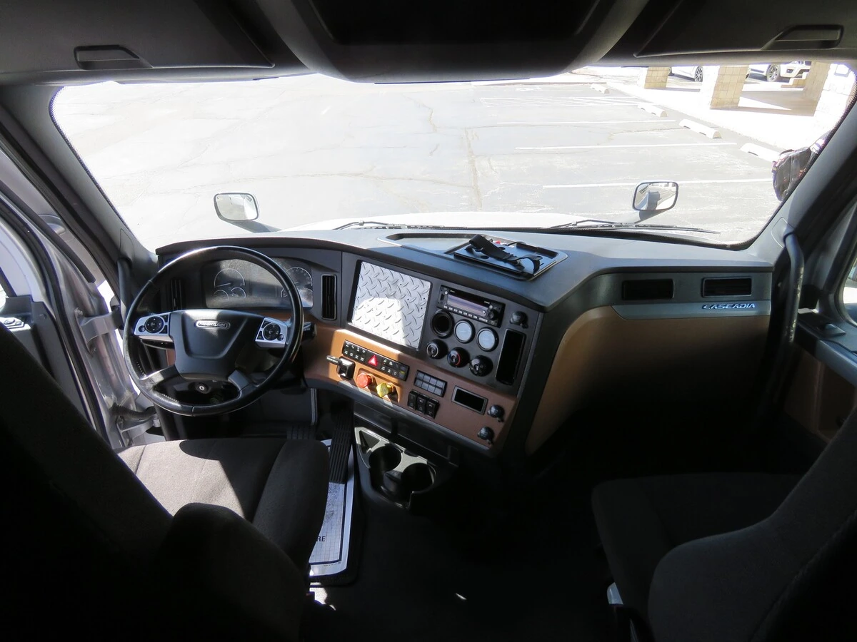 2022 Freightliner Cascadia - image 21