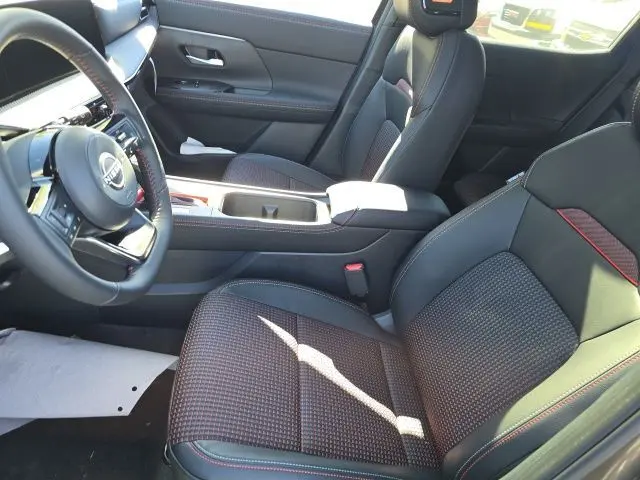 2026 Nissan Kicks SR photo 4