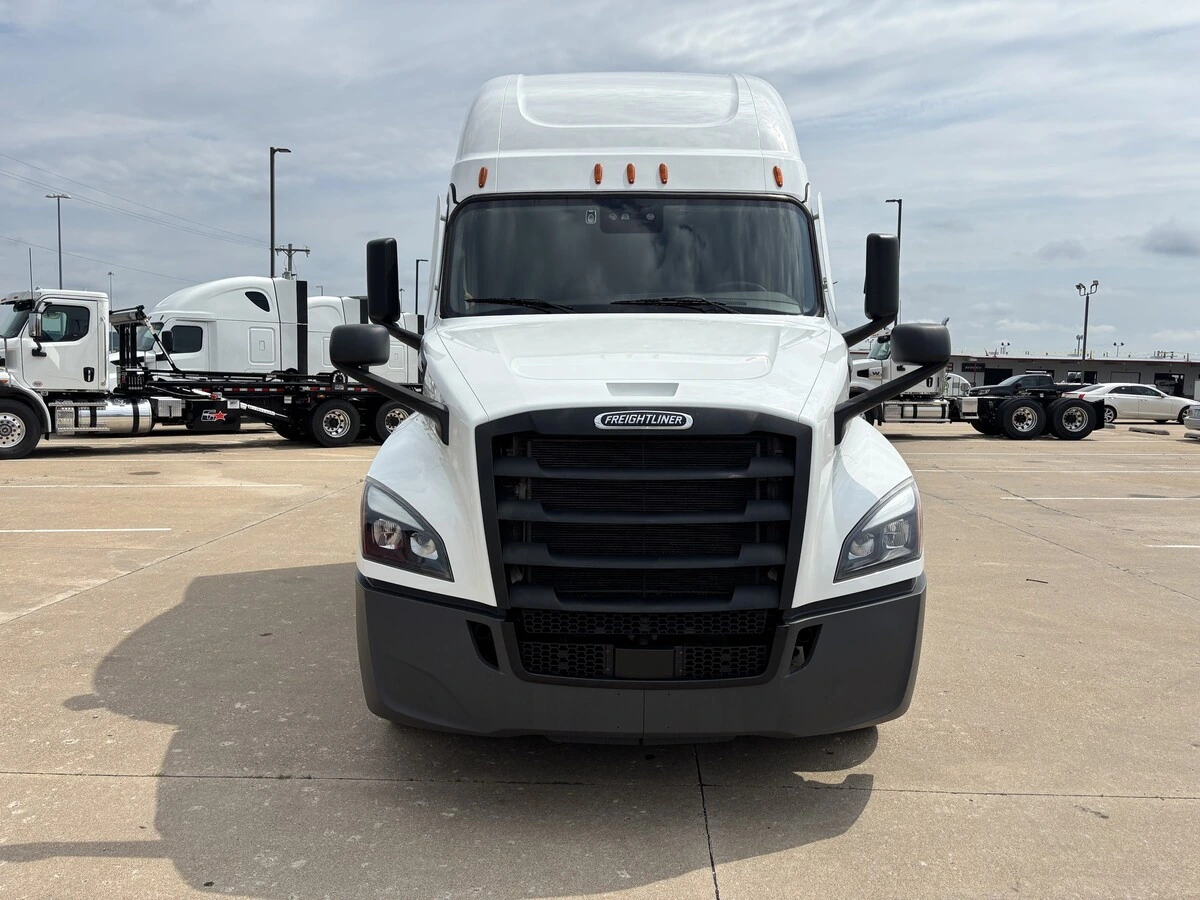 2025 Freightliner Cascadia — photo 2