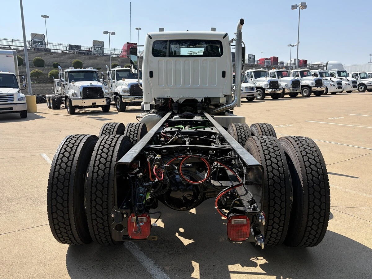2027 Freightliner 114SD — photo 4